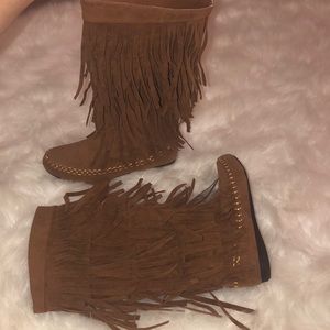 Brown moccasin fringe boots